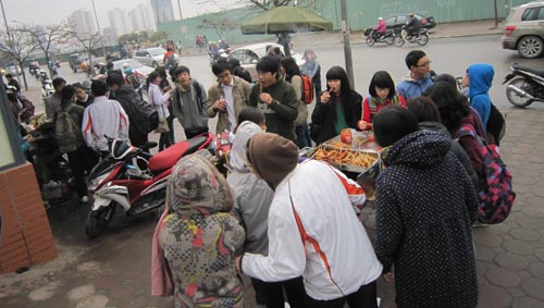 Nhiều quán nem, bánh rán, bánh khoai làm không kịp để bán