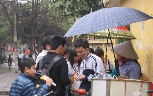 Giá bánh mì trứng 18.000 đồng/chiếc, nem chua 6.000 đồng/chiếc, bánh bao 8.000 đồng/chiếc, bánh khoai 4.000 đồng/chiếc(tăng 1.000-2000/chiếc tuỳ loại)...