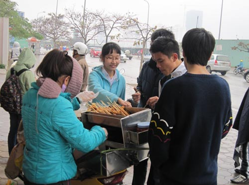 Việc thay đổi giờ học, giờ làm khiến không ít học sinh cấp 3 phải "bỏ" cơm nhà, ăn các đồ vặt, cơm quán... để kịp giờ học sáng và chống đói vào giờ tan học muộn.