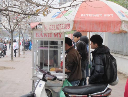 Theo anh Dũng một chủ bán bánh mì trước cổng trường Amsterdam cho rằng: Trong những ngày thay đổi giờ học, quán của anh bán chạy hàng hơn so với trước đây, bởi theo anh nhiều học sinh do đường xa nên không về nhà mà chỉ ăn tạm để học tiếp vào buổi chiều