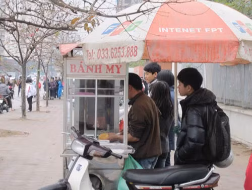 Theo anh Dũng một chủ bán bánh mì trước cổng trường Amsterdam cho rằng: Trong những ngày thay đổi giờ học, quán của anh bán chạy hàng hơn so với trước đây, bởi theo anh nhiều học sinh do đường xa nên không về nhà mà chỉ ăn tạm để học tiếp vào buổi chiều