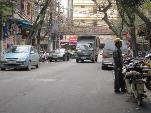 Nhiều doanh nghiệp, người dân đang rất khó khăn trong việc bố trí điểm đỗ xe.