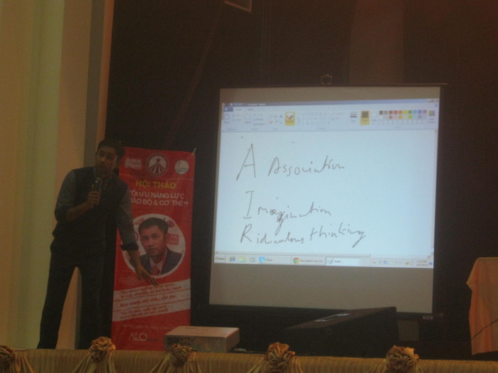 Dr. Biswaroop chỉ ra ba chữ cái quan trọng cho bí quyết ghi nhớ Dr. Biswaroop chỉ ra ba chữ cái quan trọng cho bí quyết ghi nhớ