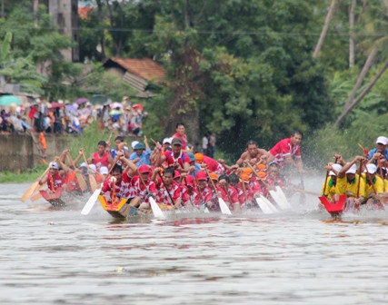 Các đội bơi tăng tốc để về đích Các đội bơi tăng tốc để về đích