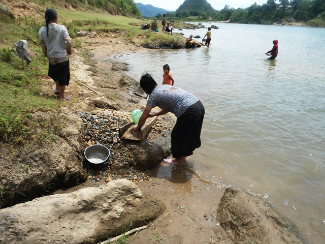 Cận cảnh người dân đãi vàng trên sông Đăkrông. Cận cảnh người dân đãi vàng trên sông Đăkrông.