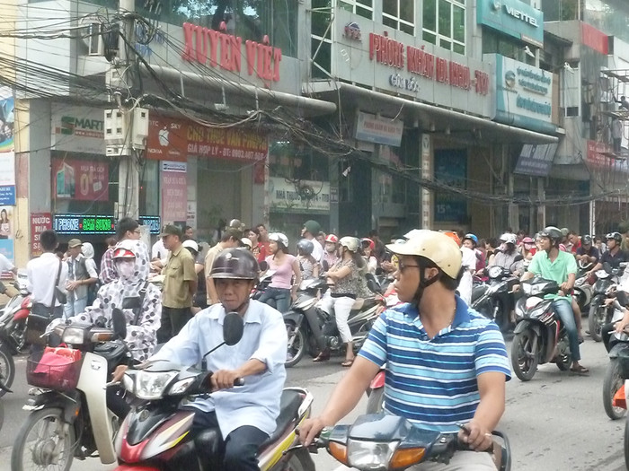 Người đi đường vừa đi vừa ngoái lại nhìn Người đi đường vừa đi vừa ngoái lại nhìn