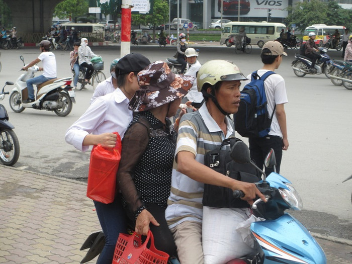 Một em thí sinh cùng mẹ lên xe ôm về phòng trọ. Một em thí sinh cùng mẹ lên xe ôm về phòng trọ.