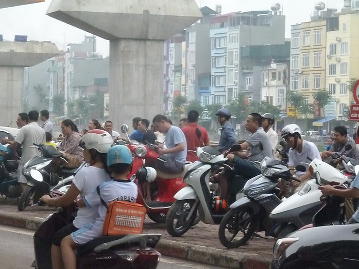 Ngồi vỉa hè phía bên kia đường chờ thí sinh tan Ngồi vỉa hè phía bên kia đường chờ thí sinh tan