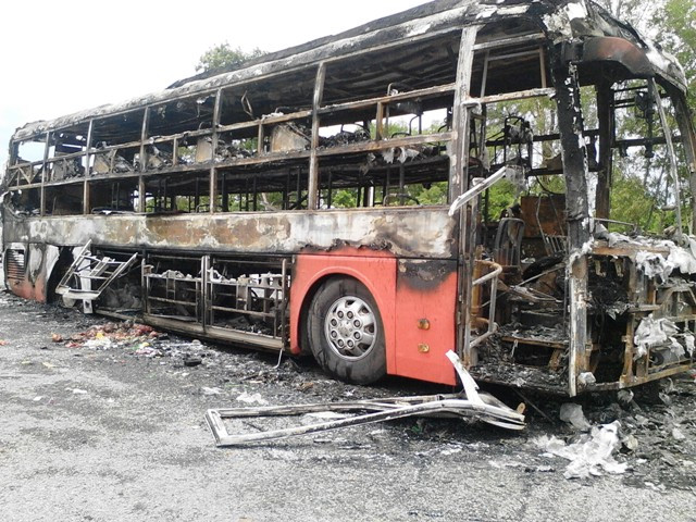 Chiếc xe khách giường nằm cháy trơ trụi chỉ còn bộ khung Chiếc xe khách giường nằm cháy trơ trụi chỉ còn bộ khung