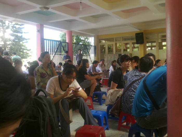 Nhiều phụ huynh tranh thủ vào mạng, đọc báo, trò chuyện với người bên cạnh khi chờ đến lượt mình Nhiều phụ huynh tranh thủ vào mạng, đọc báo, trò chuyện với người bên cạnh khi chờ đến lượt mình