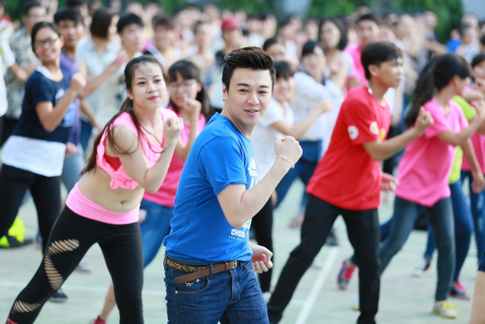 Ca sĩ, MC Phan Anh đang “điên cuồng” theo từng giai điệu vang lên. Ca sĩ, MC Phan Anh đang “điên cuồng” theo từng giai điệu vang lên.