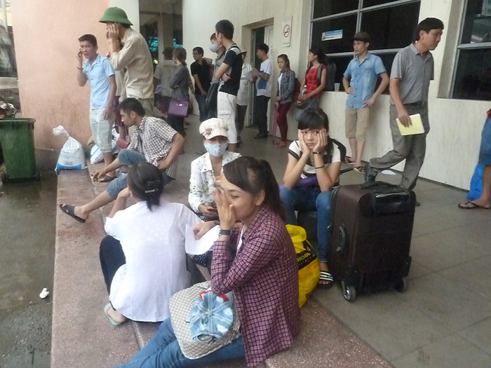 Khuôn mặt mệt mỏi, đồ đặc lỉnh kỉnh của thí sinh và người nhà trong ngày ra Hà Nội thi sớm Khuôn mặt mệt mỏi, đồ đặc lỉnh kỉnh của thí sinh và người nhà trong ngày ra Hà Nội thi sớm