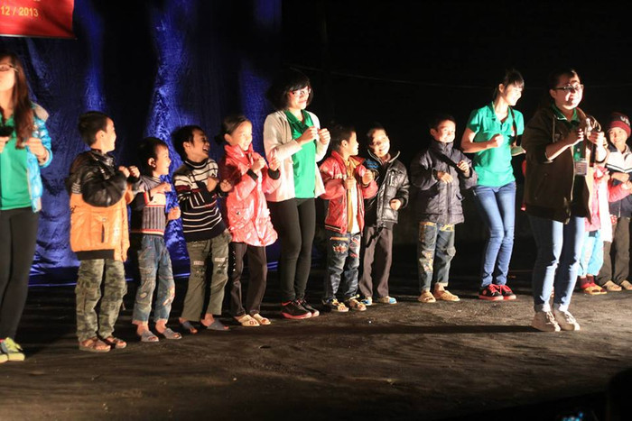 Đêm giao lưu văn nghệ cùng các em học sinh tràn ngập tiếng cười Đêm giao lưu văn nghệ cùng các em học sinh tràn ngập tiếng cười