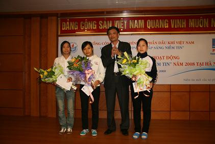 Quỹ Thắp sáng niềm tin trao học bổng cho các em học sinh. Quỹ Thắp sáng niềm tin trao học bổng cho các em học sinh.