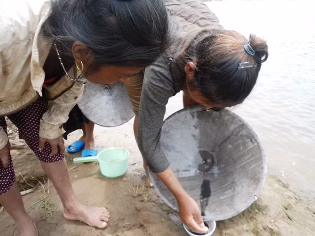 Cho vào bát mang về đưa ra tiệm vàng bán lấy tiền. Cho vào bát mang về đưa ra tiệm vàng bán lấy tiền.