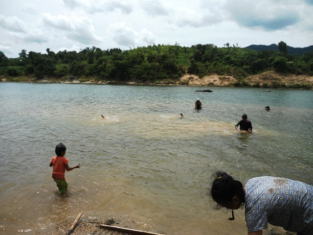 Từng chậu đất, đá được đào xới từ dưới đáy sông đưa lên bờ đãi. Từng chậu đất, đá được đào xới từ dưới đáy sông đưa lên bờ đãi.