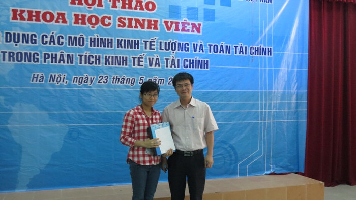 Ban tổ chức trao giải nhất cho công trình nghiên cứu của sinh viên Nguyễn Ngọc Lan đến từ Đại học Ngoại thương Ban tổ chức trao giải nhất cho công trình nghiên cứu của sinh viên Nguyễn Ngọc Lan đến từ Đại học Ngoại thương