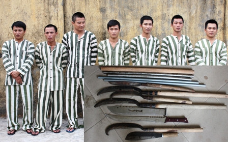 Nhóm đối tượng và hung khí (ảnh nhỏ) gây ra vụ chém người kinh hoàng đã bị cơ quan CA bắt giữ Nhóm đối tượng và hung khí (ảnh nhỏ) gây ra vụ chém người kinh hoàng đã bị cơ quan CA bắt giữ