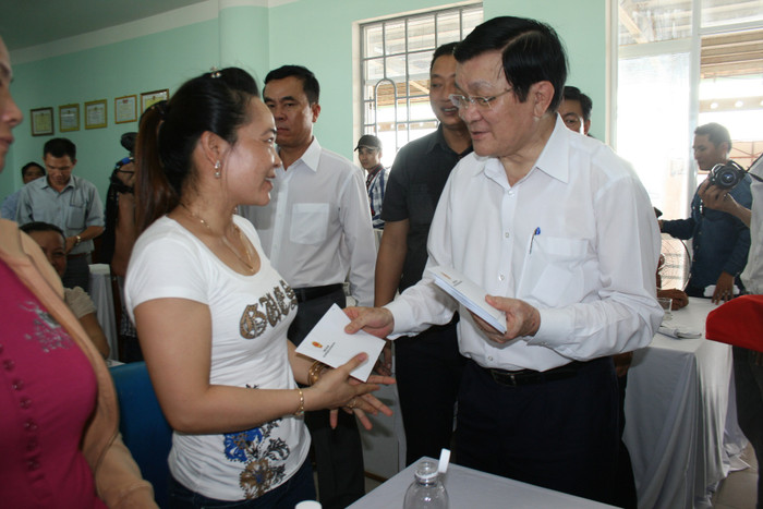 Đồng chí Trương Tấn Sang thăm và tặng quà cho 25 chủ tàu cá đang tham gia đánh bắt và bảo vệ chủ quyền vùng biển Hoàng Sa