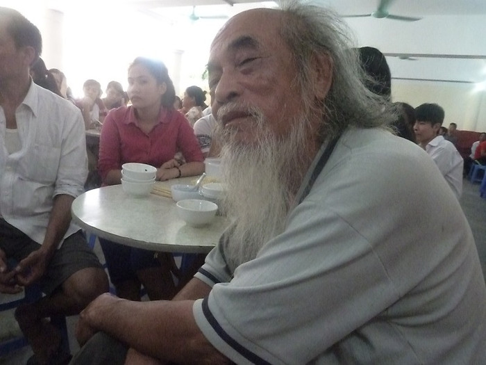 Cụ Cần trong bữa cơm chay tại chùa Bằng A Cụ Cần trong bữa cơm chay tại chùa Bằng A