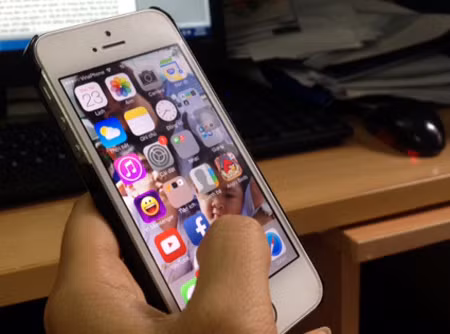 Hình ảnh minh họa về chiếc điện thoại bị cài đặt chế độ nghe lén Hình ảnh minh họa về chiếc điện thoại bị cài đặt chế độ nghe lén