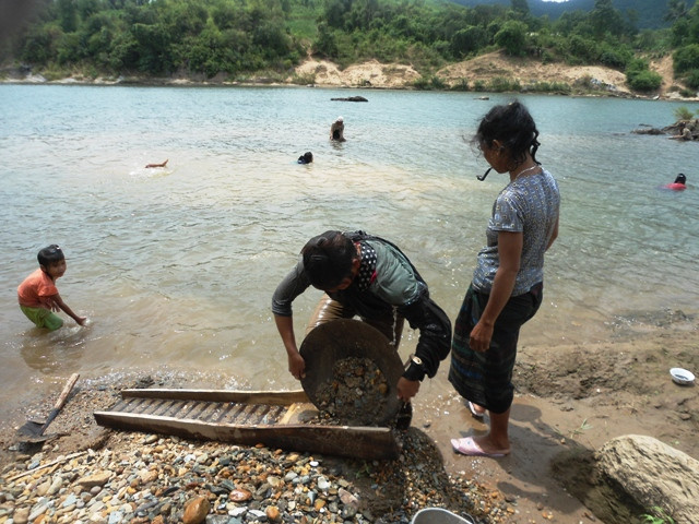 Mỗi ngày, ngụp lặn từ sáng đến tối mịt, nhưng mỗi người cũng chỉ kiếm được vài chục ngàn đồng. Mỗi ngày, ngụp lặn từ sáng đến tối mịt, nhưng mỗi người cũng chỉ kiếm được vài chục ngàn đồng.