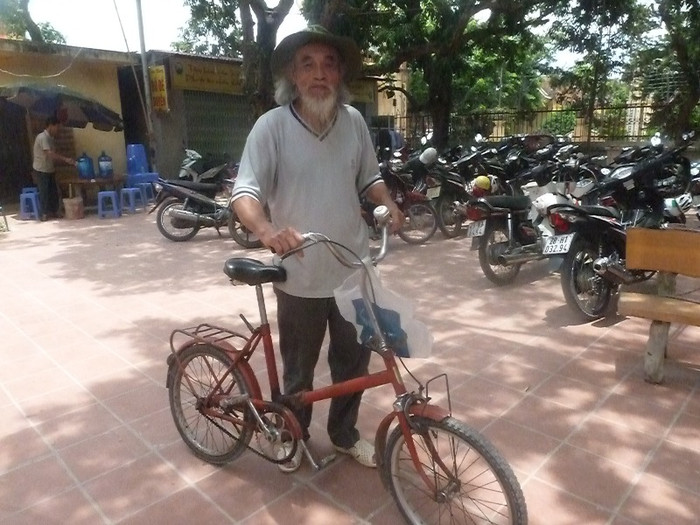 Cụ Nguyễn Văn Cần (78 tuổi) một mình đạp xe từ Thanh Hóa ra Hà Nội tiếp sức mùa thi cho các cháu Cụ Nguyễn Văn Cần (78 tuổi) một mình đạp xe từ Thanh Hóa ra Hà Nội tiếp sức mùa thi cho các cháu