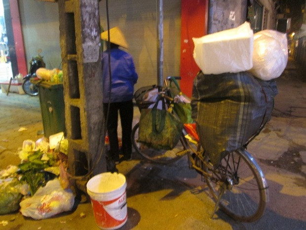 Cô Quỳnh cặm cụi bới rác nuôi con học đại học