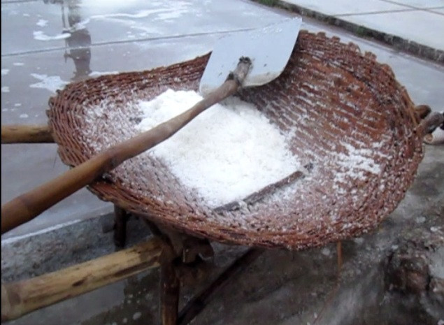 Do thời tiết nên ngày hôm nay lượng muối thu được không được nhiều Do thời tiết nên ngày hôm nay lượng muối thu được không được nhiều