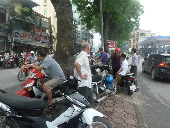 Đậu xe trên dải phân cách giữa đường Đậu xe trên dải phân cách giữa đường