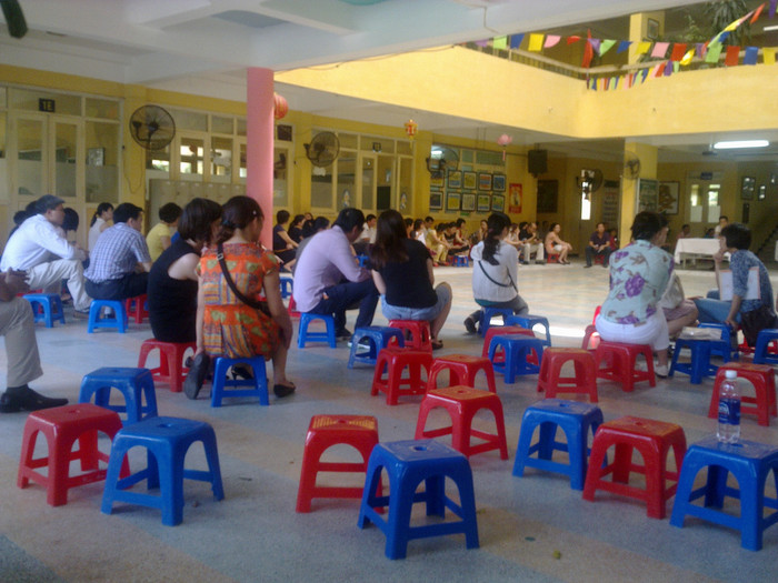 Sau hai tiếng, số người đến mua đã vắng hẳn Sau hai tiếng, số người đến mua đã vắng hẳn