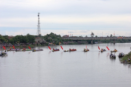 Gần mười đò bơi và hàng chục ngàn người chờ hiệu lệnh xuất phát của BTC lễ hội Gần mười đò bơi và hàng chục ngàn người chờ hiệu lệnh xuất phát của BTC lễ hội
