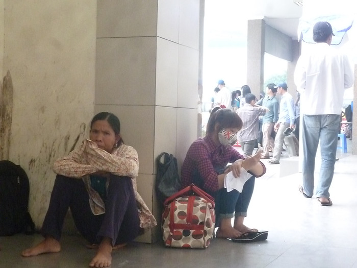 Tại các sảnh, lối ra của bến xe Mỹ Đình, người đứng, người ngồi, người đi lại tấp nập Tại các sảnh, lối ra của bến xe Mỹ Đình, người đứng, người ngồi, người đi lại tấp nập