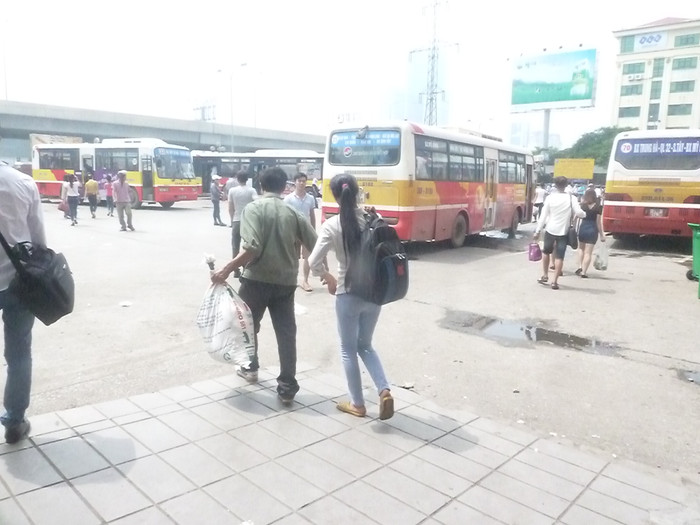 Bước chân vội vàng cho khỏi cái nắng của trời Hà Nội Bước chân vội vàng cho khỏi cái nắng của trời Hà Nội