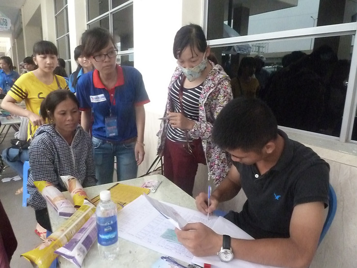 Thí sinh và người nhà được đội tình nguyện bến xe nhiệt tình giúp đỡ Thí sinh và người nhà được đội tình nguyện bến xe nhiệt tình giúp đỡ