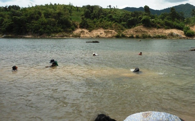 Giữa trưa nắng, người dân vẫn ngụp lặn, đào bới tìm vàng. Giữa trưa nắng, người dân vẫn ngụp lặn, đào bới tìm vàng.