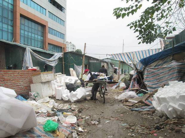 Con đường dẫn vào &quot;xóm nhặt rác&quot; trên phố Hoàng Cầu