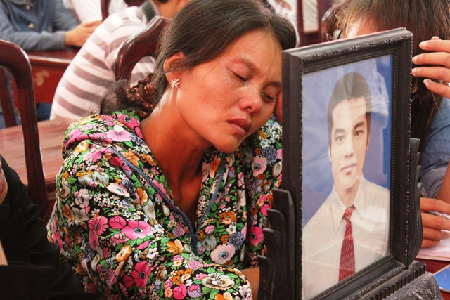 Nổi đau của người thân các phu trầm bị giết Nổi đau của người thân các phu trầm bị giết