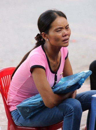 Người nhà nạn nhân ôm di ảnh đến tham dự phiên tòa Người nhà nạn nhân ôm di ảnh đến tham dự phiên tòa