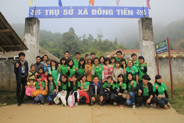 Thùy Dung và các bạn trong chuyến đi Đông ấm Hà Giang tại xã Đồng Tiến Thùy Dung và các bạn trong chuyến đi Đông ấm Hà Giang tại xã Đồng Tiến