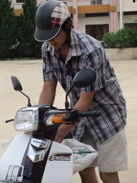 Thợ săn bỏ cá vào bì để chuyển cho các nhà hàng