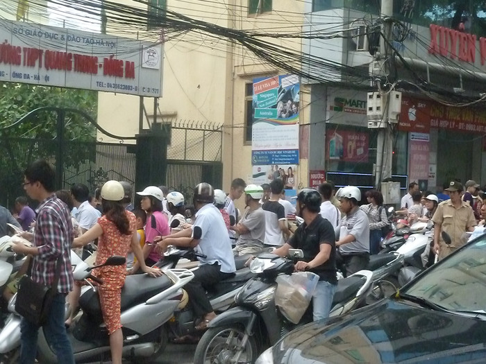 Người đứng chờ và người đi đường không phân biệt được Người đứng chờ và người đi đường không phân biệt được