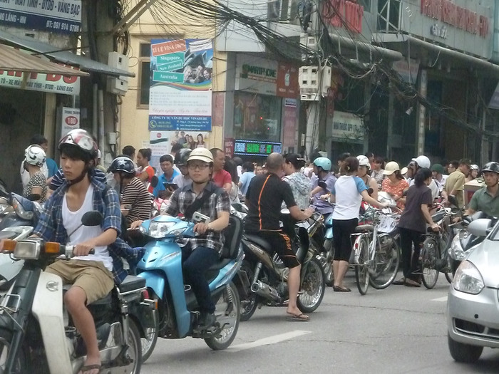 Nhiều người đi ngược chiều Nhiều người đi ngược chiều