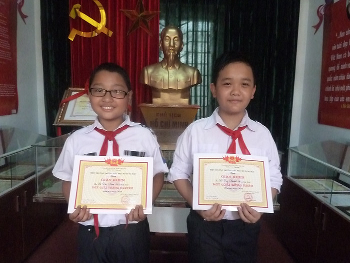 Trạng nguyên Đức Nam và Bảng nhãn Duy Khánh tươi cười nhận giấy khen Hoa Trạng Nguyên