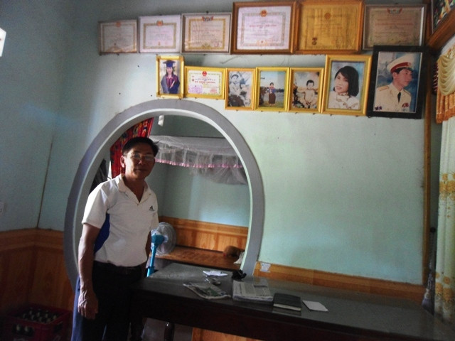 Ông Việt với những huân chương, bằng khen được Nhà nước trao tặng Ông Việt với những huân chương, bằng khen được Nhà nước trao tặng
