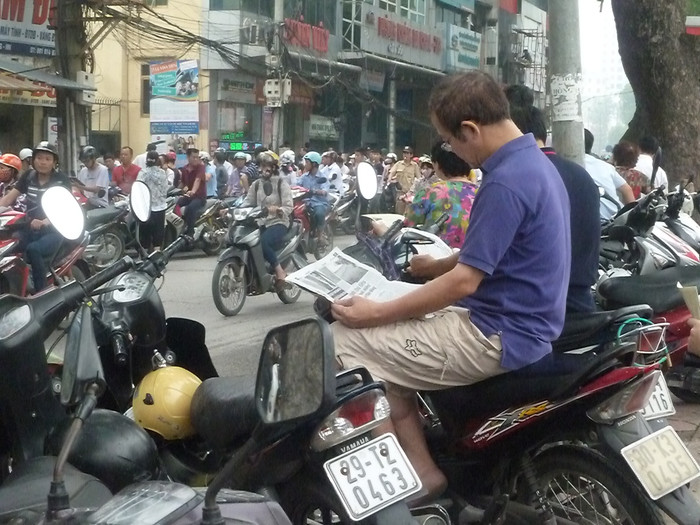 Tranh thủ đọc báo chờ thí sinh Tranh thủ đọc báo chờ thí sinh