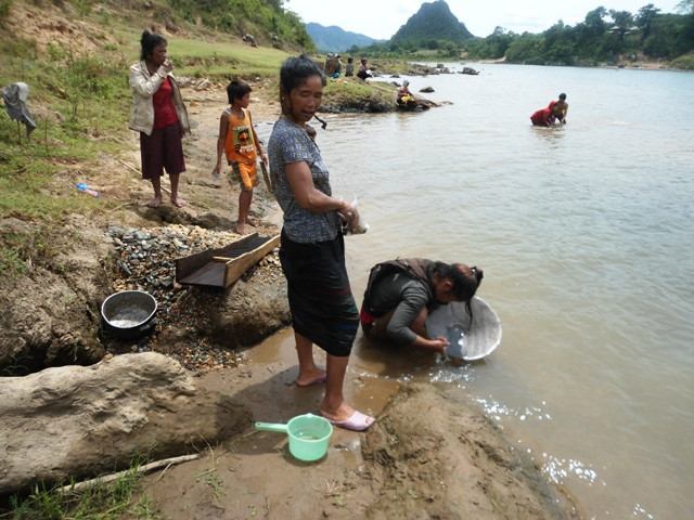 Mang hy vọng sẽ kiếm thêm thu nhập, nhưng việc khai thác vàng trái phép của người dân khiến chính quyền lúng túng. Mang hy vọng sẽ kiếm thêm thu nhập, nhưng việc khai thác vàng trái phép của người dân khiến chính quyền lúng túng.