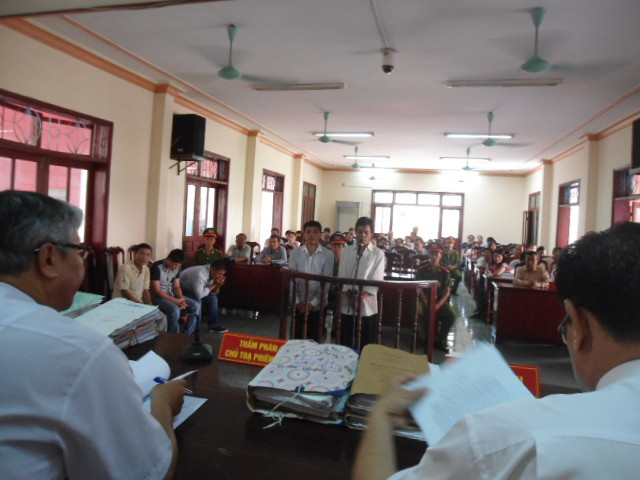 Bị cáo Hồ Văn Công và Hồ Văn Thành tại phiên xét xử phúc thẩm sáng nay 4/9 Bị cáo Hồ Văn Công và Hồ Văn Thành tại phiên xét xử phúc thẩm sáng nay 4/9