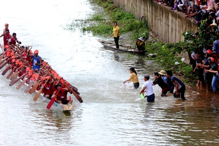 Người dân cổ vũ hết sức cuồng nhiệt cho các đội bơi Người dân cổ vũ hết sức cuồng nhiệt cho các đội bơi