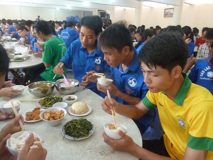 Xúc động những bữa cơm chay cửa Phật tiếp sức sĩ tử ảnh 8 Xúc động những bữa cơm chay cửa Phật tiếp sức sĩ tử ảnh 8